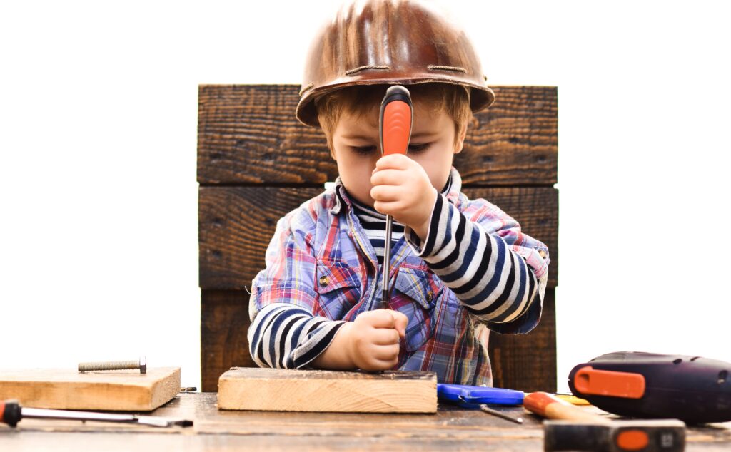 ילד וכלי עבודה